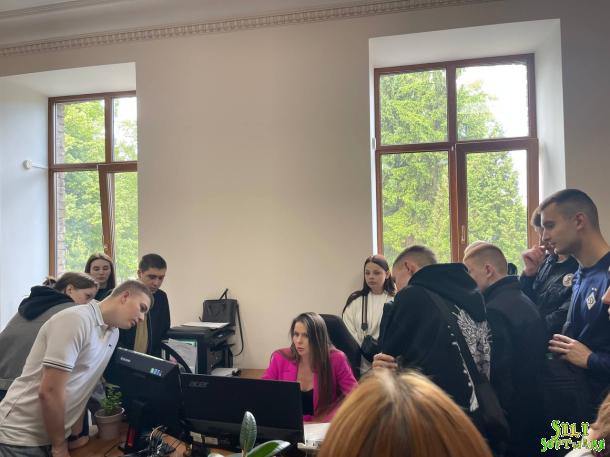 Ознайомлення з діяльністю Верховного Суду триває Ознайомлення з діяльністю Верховного Суду триває