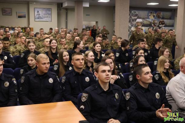 «Гумор в погонах»: курсанти НАВС і Нацгвардії об’єдналися на сцені «Гумор в погонах»: курсанти НАВС і Нацгвардії об’єдналися на сцені