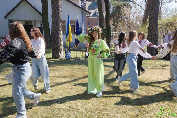 «Веснянки» в шпиталі: курсанти й ліцеїсти подарували концерт ветеранам «Веснянки» в шпиталі: курсанти й ліцеїсти подарували концерт ветеранам
