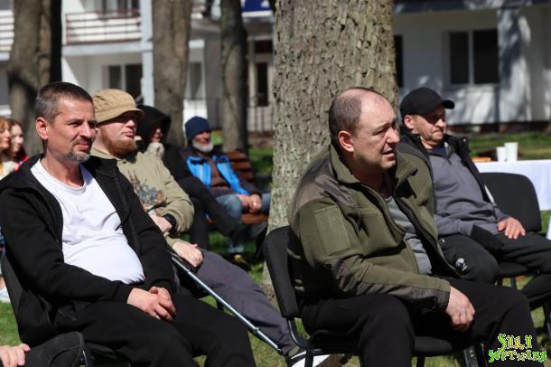 «Веснянки» в шпиталі: курсанти й ліцеїсти подарували концерт ветеранам «Веснянки» в шпиталі: курсанти й ліцеїсти подарували концерт ветеранам