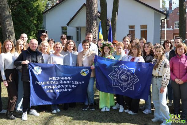 «Веснянки» в шпиталі: курсанти й ліцеїсти подарували концерт ветеранам «Веснянки» в шпиталі: курсанти й ліцеїсти подарували концерт ветеранам