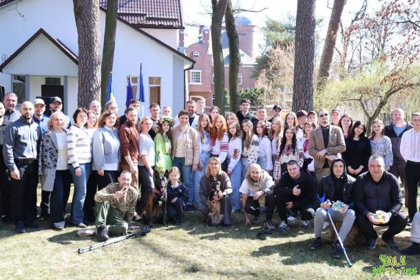 «Веснянки» в шпиталі: курсанти й ліцеїсти подарували концерт ветеранам «Веснянки» в шпиталі: курсанти й ліцеїсти подарували концерт ветеранам