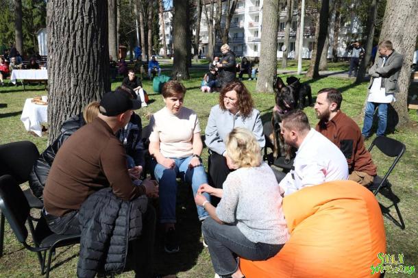 «Веснянки» в шпиталі: курсанти й ліцеїсти подарували концерт ветеранам «Веснянки» в шпиталі: курсанти й ліцеїсти подарували концерт ветеранам