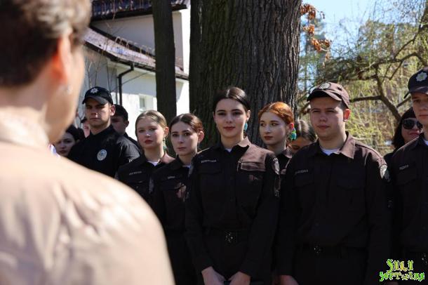 «Веснянки» в шпиталі: курсанти й ліцеїсти подарували концерт ветеранам «Веснянки» в шпиталі: курсанти й ліцеїсти подарували концерт ветеранам