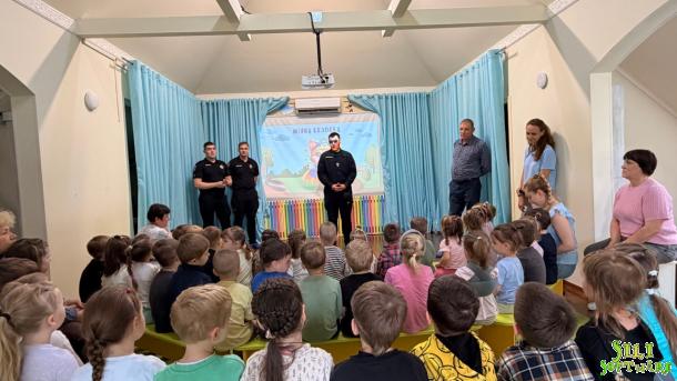 Курсанти ННІПД НАВС провели для вихованців дитячого садка «Веселий Заєць» заняття з мінної безпеки Курсанти ННІПД НАВС провели для вихованців дитячого садка «Веселий Заєць» заняття з мінної безпеки