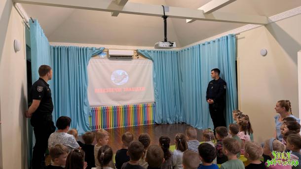 Курсанти ННІПД НАВС провели для вихованців дитячого садка «Веселий Заєць» заняття з мінної безпеки Курсанти ННІПД НАВС провели для вихованців дитячого садка «Веселий Заєць» заняття з мінної безпеки