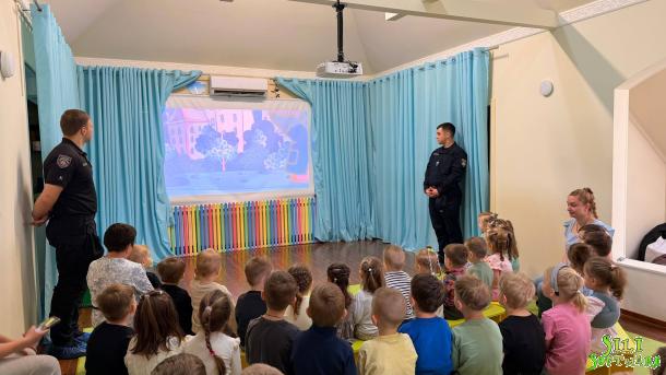 Курсанти ННІПД НАВС провели для вихованців дитячого садка «Веселий Заєць» заняття з мінної безпеки Курсанти ННІПД НАВС провели для вихованців дитячого садка «Веселий Заєць» заняття з мінної безпеки