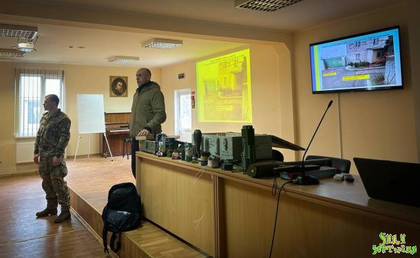 Навички, що рятують життя: в Академії МВС провели тренування з виявлення вибухівки Навички, що рятують життя: в Академії МВС провели тренування з виявлення вибухівки