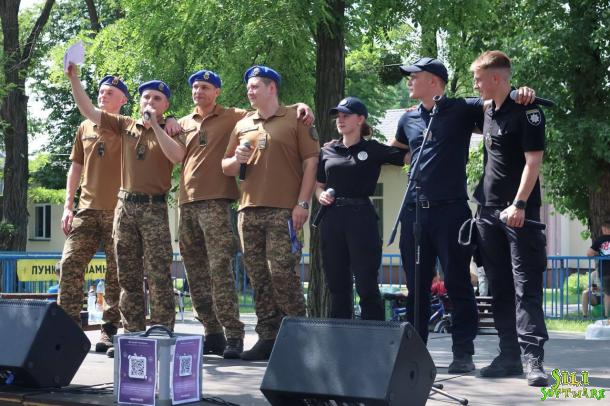 Курсанти НАВС взяли участь у благодійному іміджевому концерті «Долина двох Кросс-Кантрі Шосе» Курсанти НАВС взяли участь у благодійному іміджевому концерті «Долина двох Кросс-Кантрі Шосе»