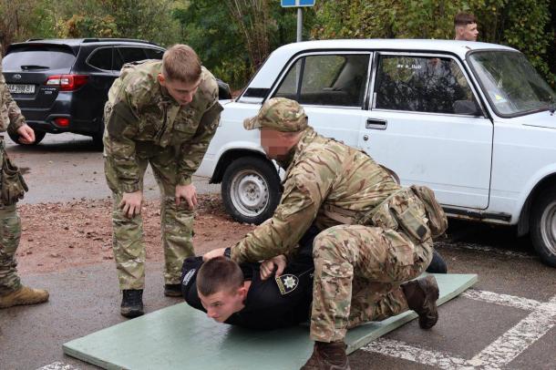 Пліч-о-пліч з полком особливого призначення на практичних заняттях Пліч-о-пліч з полком особливого призначення на практичних заняттях