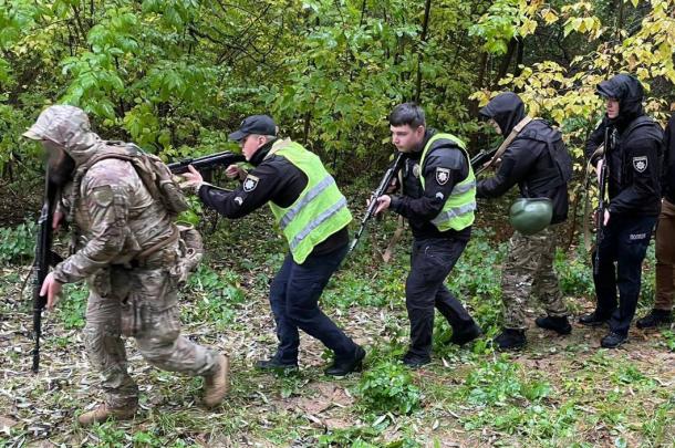 Пліч-о-пліч з полком особливого призначення на практичних заняттях Пліч-о-пліч з полком особливого призначення на практичних заняттях