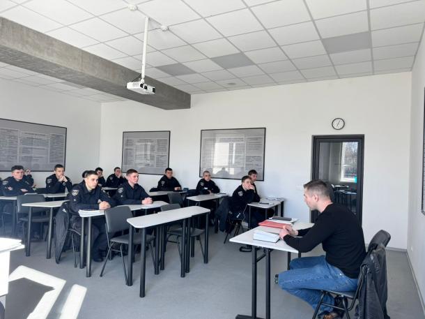 Курсанти ННІПД поспілкувалися з практиком підрозділу боротьби з наркозлочинністю Курсанти ННІПД поспілкувалися з практиком підрозділу боротьби з наркозлочинністю