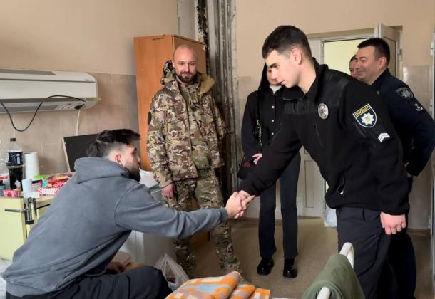 Курсанти НАВС відвідали поранених захисників у шпиталі Курсанти НАВС відвідали поранених захисників у шпиталі