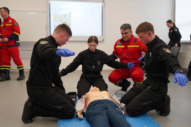 Симуляційне навчання: майбутні правоохоронці НАВС удосконалюють навички з надання домедичної допомоги Симуляційне навчання: майбутні правоохоронці НАВС удосконалюють навички з надання домедичної допомоги