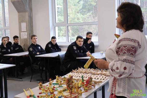 Курсанти першого курсу НАВС долучилися до творчого процесу створення яворівських іграшок Курсанти першого курсу НАВС долучилися до творчого процесу створення яворівських іграшок
