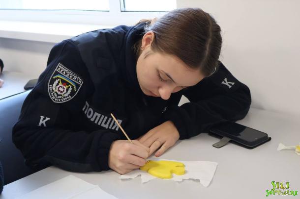 Курсанти першого курсу НАВС долучилися до творчого процесу створення яворівських іграшок Курсанти першого курсу НАВС долучилися до творчого процесу створення яворівських іграшок