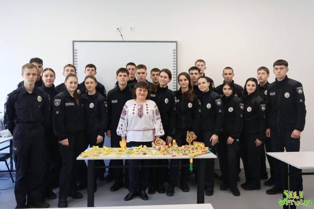 Курсанти першого курсу НАВС долучилися до творчого процесу створення яворівських іграшок Курсанти першого курсу НАВС долучилися до творчого процесу створення яворівських іграшок