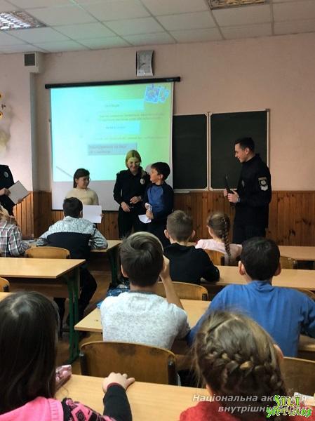 Учасники юридичної клініки «Захист» провели тренінг з антибулінгу для учнів середніх класів Учасники юридичної клініки «Захист» провели тренінг з антибулінгу для учнів середніх класів