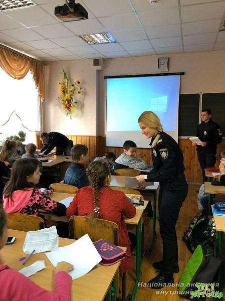 Учасники юридичної клініки «Захист» провели тренінг з антибулінгу для учнів середніх класів Учасники юридичної клініки «Захист» провели тренінг з антибулінгу для учнів середніх класів