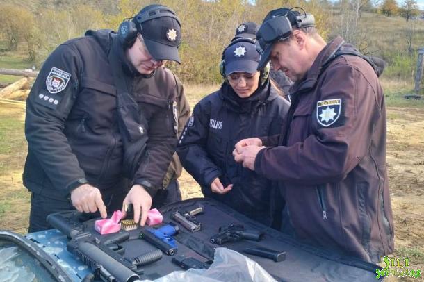 Викладачі кафедри вогневої підготовки НАВС випробували сучасну українську зброю Викладачі кафедри вогневої підготовки НАВС випробували сучасну українську зброю