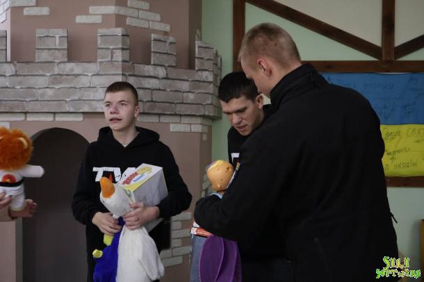 Курсанти НАВС привітали дітей Святошинського будинку-інтернату та Центру захисту дітей «Наші діти» з Всесвітнім днем дитини Курсанти НАВС привітали дітей Святошинського будинку-інтернату та Центру захисту дітей «Наші діти» з Всесвітнім днем дитини