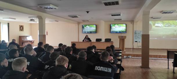 Курсанти НАВС переймають досвід особистої безпеки поліцейських під час комунікації з різними соціальними групами Курсанти НАВС переймають досвід особистої безпеки поліцейських під час комунікації з різними соціальними групами