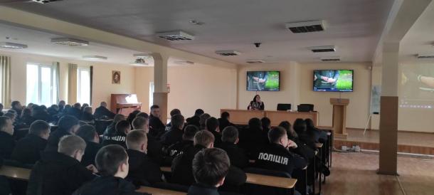 Курсанти НАВС переймають досвід особистої безпеки поліцейських під час комунікації з різними соціальними групами Курсанти НАВС переймають досвід особистої безпеки поліцейських під час комунікації з різними соціальними групами