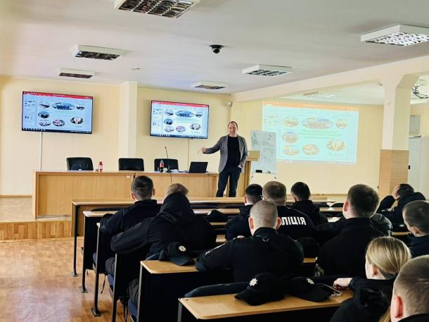 Курсанти НАВС переймають досвід особистої безпеки поліцейських під час комунікації з різними соціальними групами Курсанти НАВС переймають досвід особистої безпеки поліцейських під час комунікації з різними соціальними групами