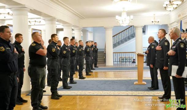 Урочисті заходи з нагоди завершення навчання та вручення дипломів слухачам КЦППП «Академія поліції» ННІ № 1 Урочисті заходи з нагоди завершення навчання та вручення дипломів слухачам КЦППП «Академія поліції» ННІ № 1