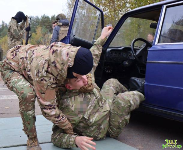 Силове затримання небезпечних фігурантів: практичне заняття для курсантів НАВС Силове затримання небезпечних фігурантів: практичне заняття для курсантів НАВС