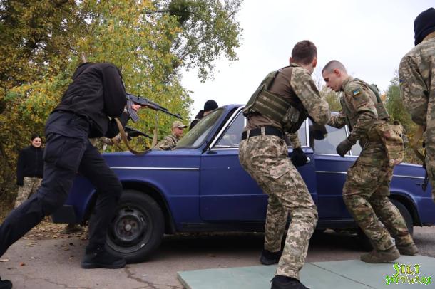 Силове затримання небезпечних фігурантів: практичне заняття для курсантів НАВС Силове затримання небезпечних фігурантів: практичне заняття для курсантів НАВС