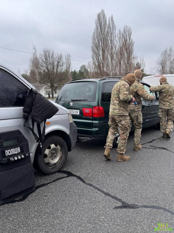 Курсанти відпрацювали тактику дій під час затримання злочинців, які переміщуються на автомобілі Курсанти відпрацювали тактику дій під час затримання злочинців, які переміщуються на автомобілі