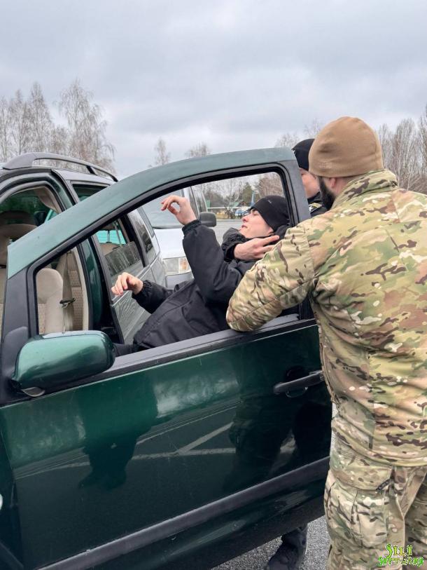 Курсанти відпрацювали тактику дій під час затримання злочинців, які переміщуються на автомобілі Курсанти відпрацювали тактику дій під час затримання злочинців, які переміщуються на автомобілі
