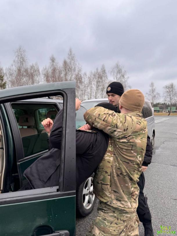 Курсанти відпрацювали тактику дій під час затримання злочинців, які переміщуються на автомобілі Курсанти відпрацювали тактику дій під час затримання злочинців, які переміщуються на автомобілі
