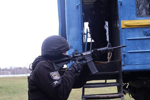 Як діють поліцейські в разі повідомлення про замінування потяга Як діють поліцейські в разі повідомлення про замінування потяга