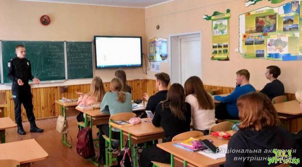 Курсанти ННІ № 1 НАВС долучаються до профорієнтаційної роботи Курсанти ННІ № 1 НАВС долучаються до профорієнтаційної роботи