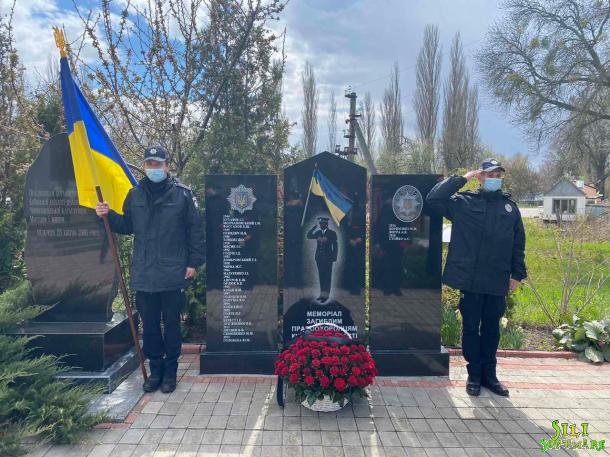Особовий склад Навчально-наукового інституту № 1 НАВС вшанував пам'ять учасників ліквідації наслідків аварії на чорнобильській атомній електростанції Особовий склад Навчально-наукового інституту № 1 НАВС вшанував пам'ять учасників ліквідації наслідків аварії на чорнобильській атомній електростанції