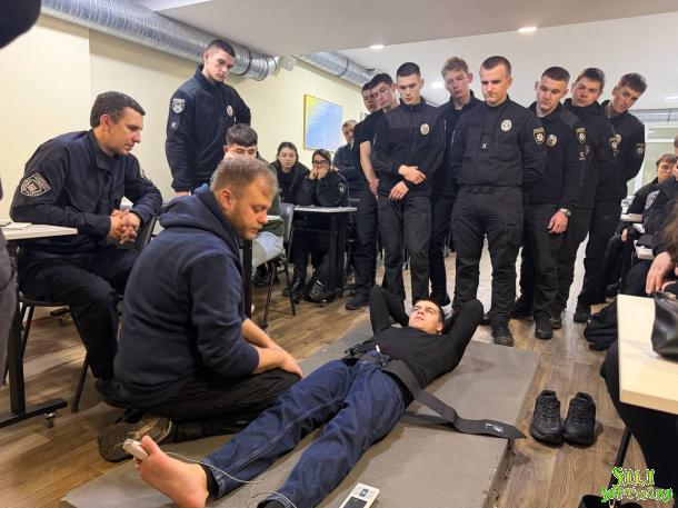 Практичні заняття з тактичної підготовки в НАВС: курсанти відпрацювали алгоритм MARCH на інноваційних засобах домедичної допомоги Практичні заняття з тактичної підготовки в НАВС: курсанти відпрацювали алгоритм MARCH на інноваційних засобах домедичної допомоги