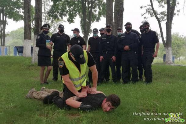 Відпрацювання практичних навичок зі слухачами підрозділів поліції особливого призначення Відпрацювання практичних навичок зі слухачами підрозділів поліції особливого призначення