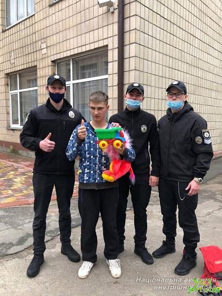 Курсанти ННІ № 1 НАВС з нагоди Міжнародного дня захисту дітей відвідали Святошинський дитячий будинок-інтернат Курсанти ННІ № 1 НАВС з нагоди Міжнародного дня захисту дітей відвідали Святошинський дитячий будинок-інтернат